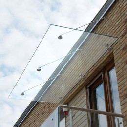 Trojtiahlová sklenená strieška nad balkónom | DoMo-GLASS