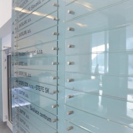 Sklenené informačné tabuľky