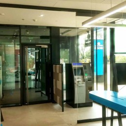 Parkovacia sklenená stena oddeľujúca vstup na pobočku banky | DOMO GLASS