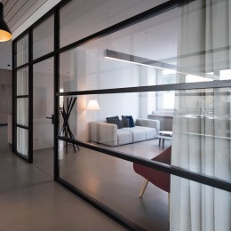 Sklenené steny v industriálnom štýle