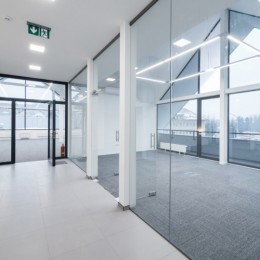 Bezrámová sklenená stena kancelárskeho priestoru na prenájom | DOMO GLASS
