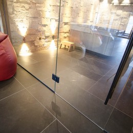 Sklenená zástena ako sklenená priečka pred vstupom do wellness | DOMO GLASS