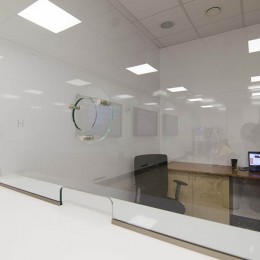 Sklenená stena na mieru ako ochranná zábrana pre informačné centrum | DOMO GLASS